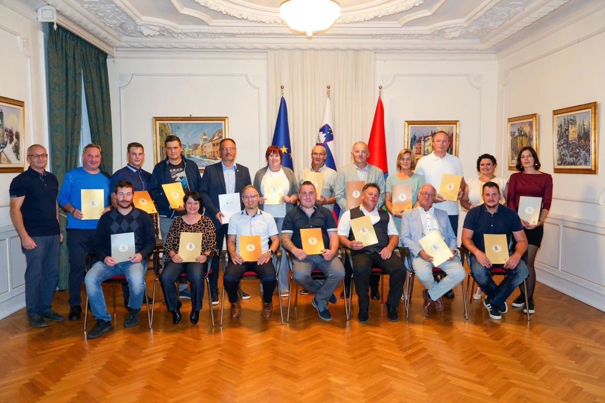 FOTO: V Dvorcu Bukovje je potekala svečana podelitev Linhartovih značk in priznanj članom Kimperkteatra