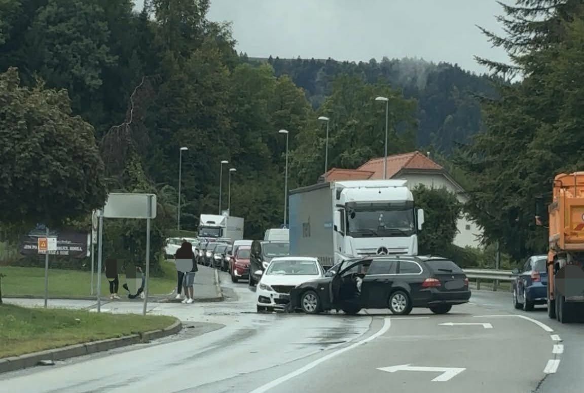V trčenju vozil na Prevaljah sta se poškodovali dve osebi