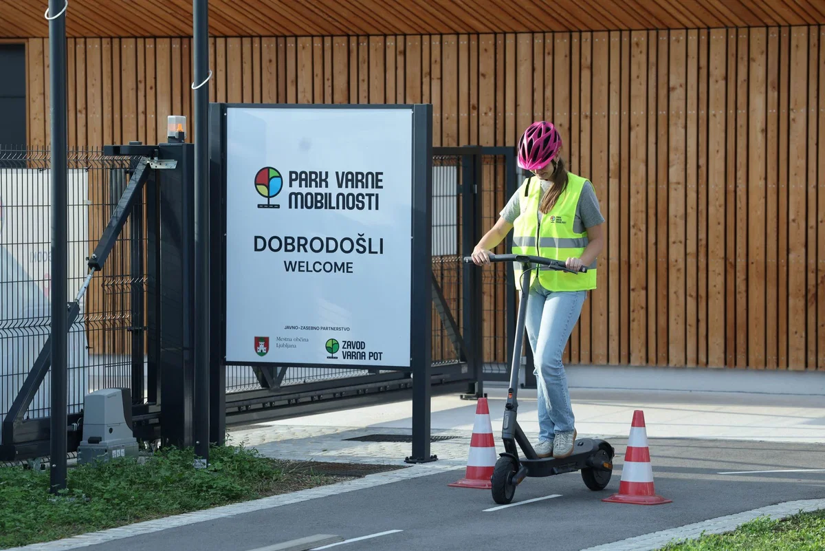 Za mlade 100 brezplačnih programov varne vožnje z e-skiroji
