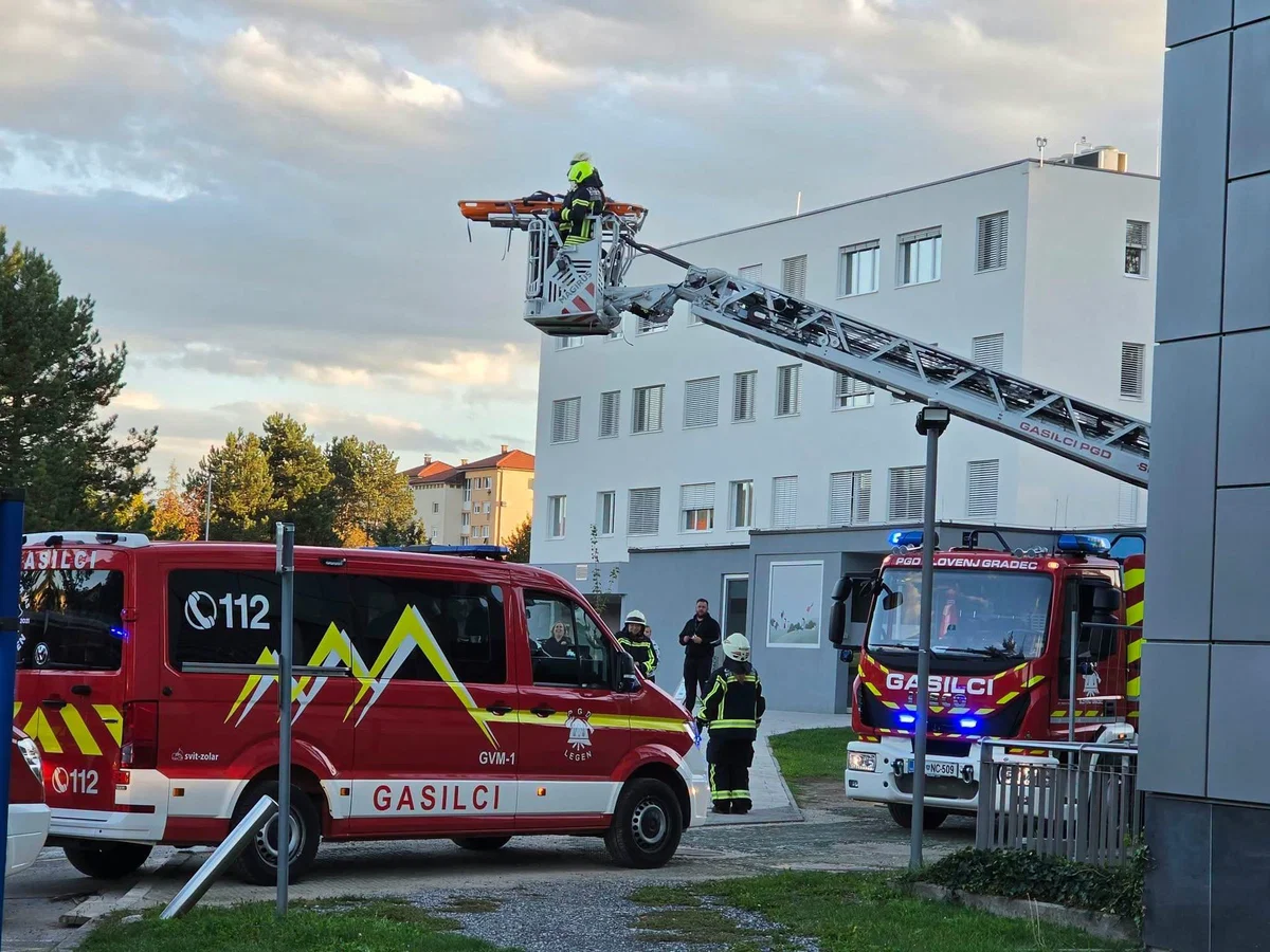 Požarna vaja v SB Slovenj Gradec: Gasilke uspešno poskrbele za zahtevno reševanje