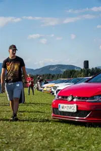(FOTO) Škripanje gum in vonj po bencinu: Letališče Slovenj Gradec zavzeli ljubitelji hitrosti