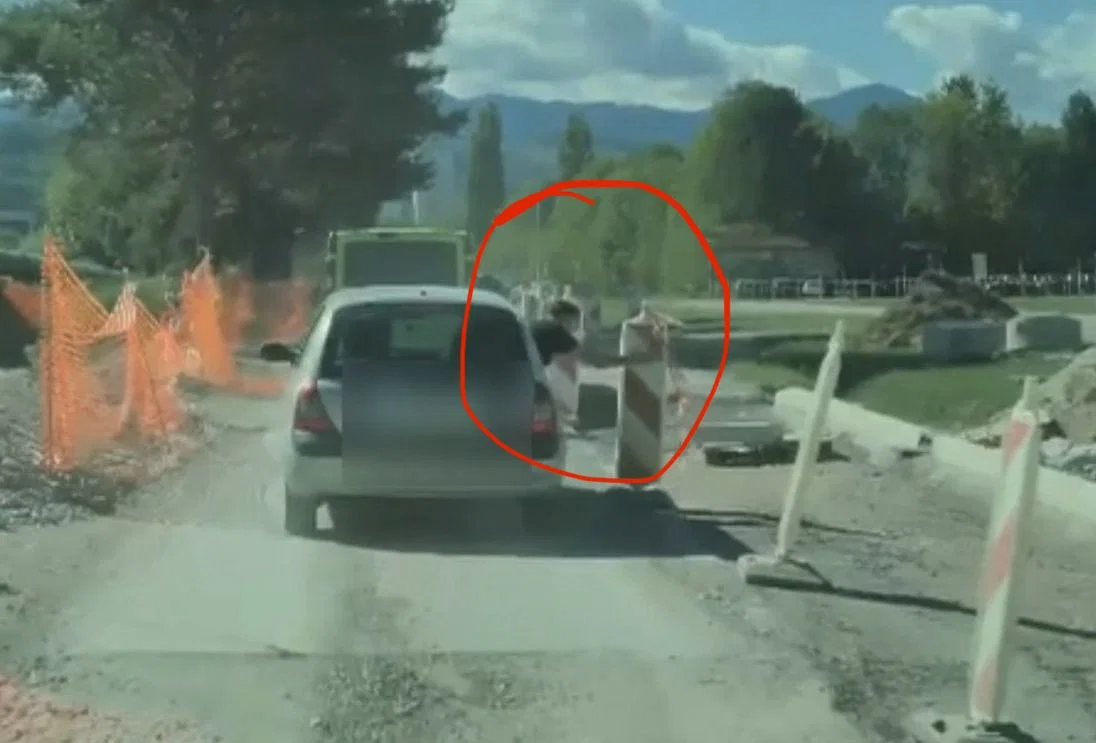 VIDEO: Sopotnik med vožnjo skozi okno podiral stebričke na delovišču pri Velenjskem jezeru