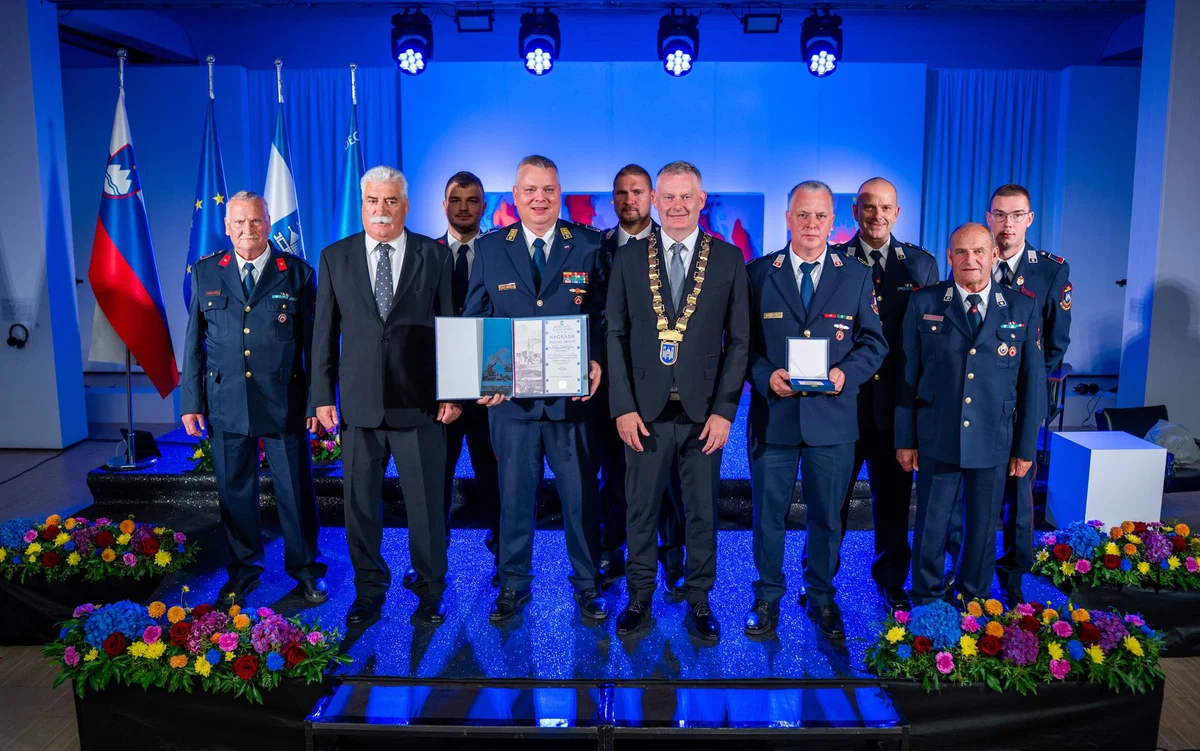 (FOTO) Slavnostna seja MOSG: Najvišje občinsko priznanje v roke PGD Šmartno pri Slovenj Gradcu