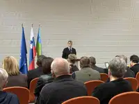 Na Ravnah so z žalno sejo počastili spomin na tragično preminulo družino Jamnik Kobolt ob zadnjem slovesu 