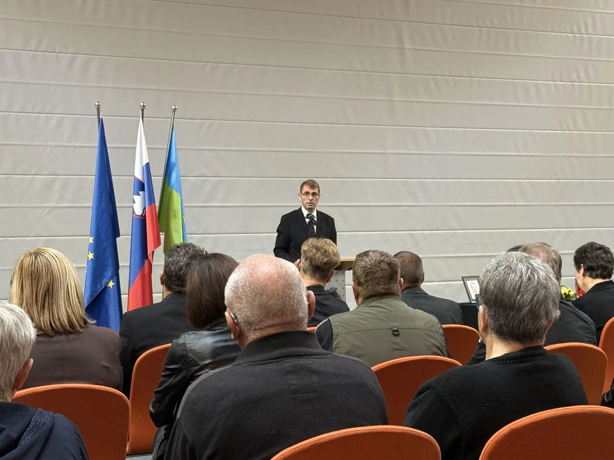Na Ravnah so z žalno sejo počastili spomin na tragično preminulo družino Jamnik Kobolt ob zadnjem slovesu 