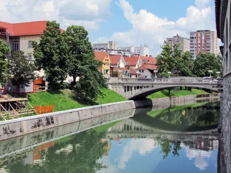 Vrtovec napoveduje spremembe zakonodaje, ki bi robotskim taksijem odprle slovenske ceste