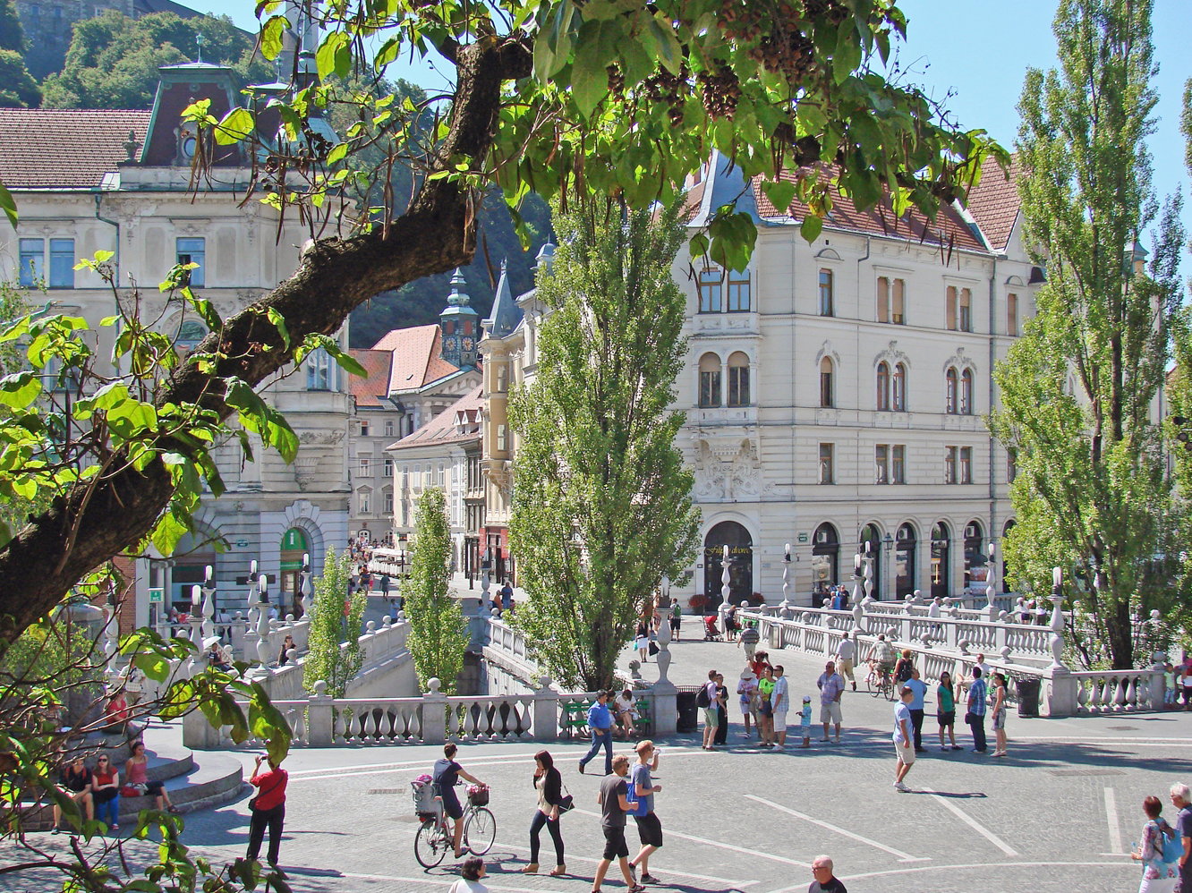 V Ljubljani humanoidni robot vodil pihalni orkester