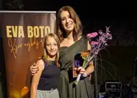 (VIDEO) Mlada pevka Žana stopa na novo glasbeno pot pod mentorstvom Eve Boto