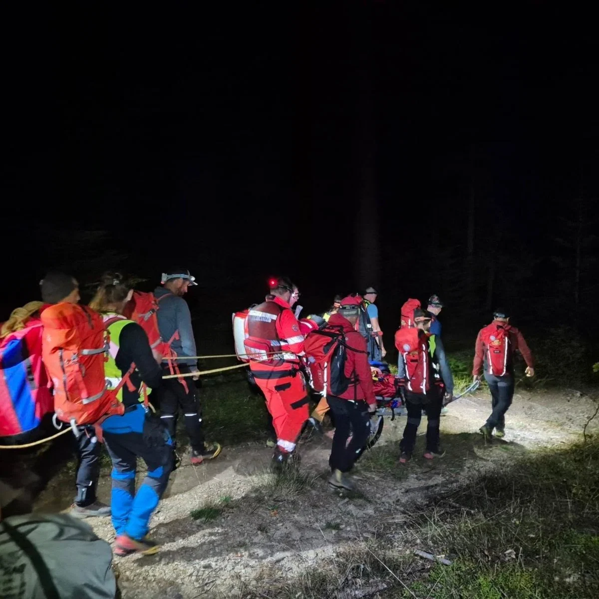 Gorski reševalci na delu: Pomoč poškodovani osebi na Šteharnikovem vrhu