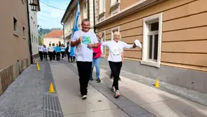 FOTO: Tek miru v Slovenj Gradcu združil staro in mlado