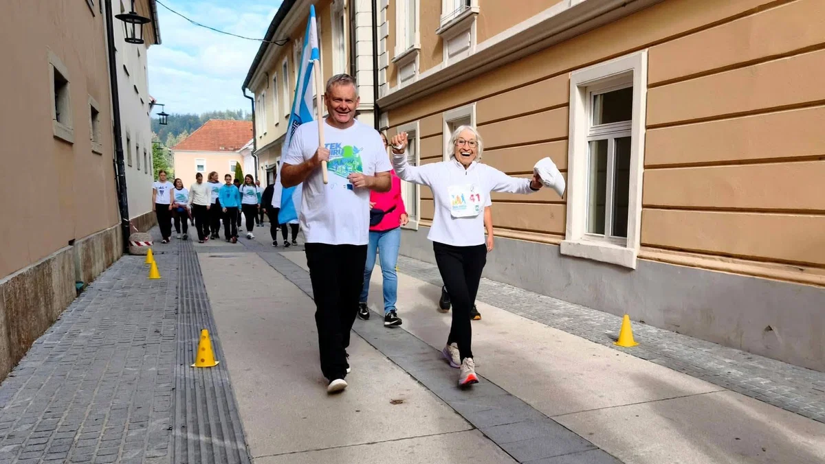 FOTO: Tek miru v Slovenj Gradcu združil staro in mlado