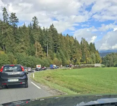 Previdno: Pri gostilni Ott je prišlo do prometne nesreče