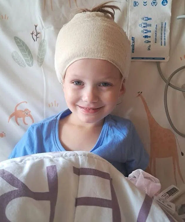 Petletna Lina po zahtevni operaciji možganskega tumorja praznuje rojstni dan v bolnišnici