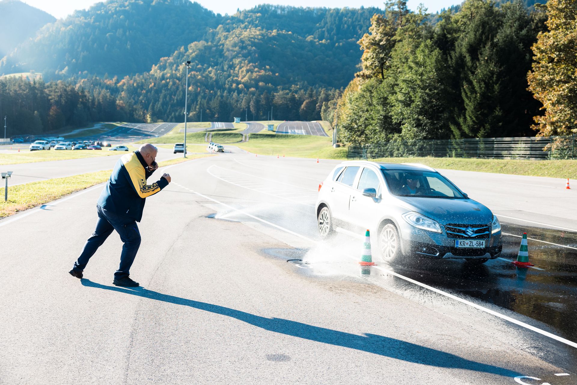 Vsaka četrta starejša voznica opaža, da ji upada samozavest za volanom