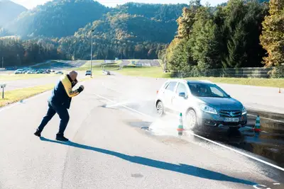 Vsaka četrta starejša voznica opaža, da ji upada samozavest za volanom