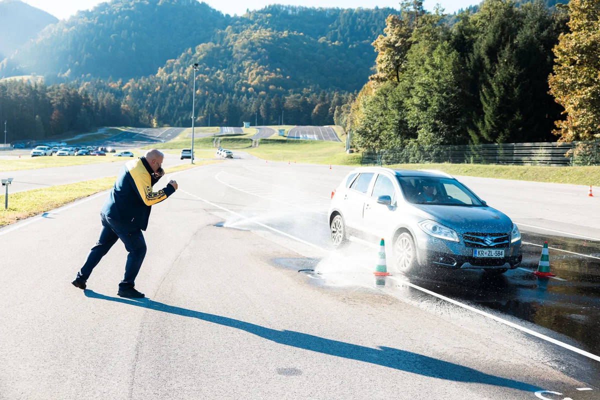 Vsaka četrta starejša voznica opaža, da ji upada samozavest za volanom