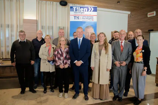 (VIDEO in FOTO) Tilen Klugler vložil kandidaturo za župana: "Odločili smo se, da gremo skupaj naprej"