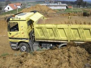 Zemlja zasula delavca