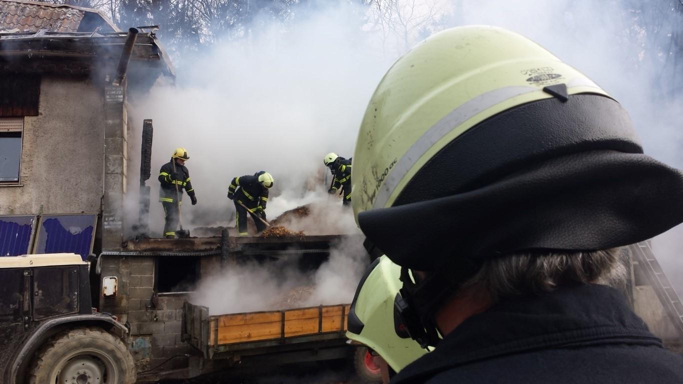 VIDEO in FOTO: Požar uničil kmetijo