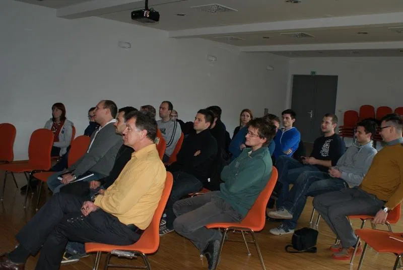 Kar 84% mladih se je že danes pripravljenih odseliti it domačega kraja