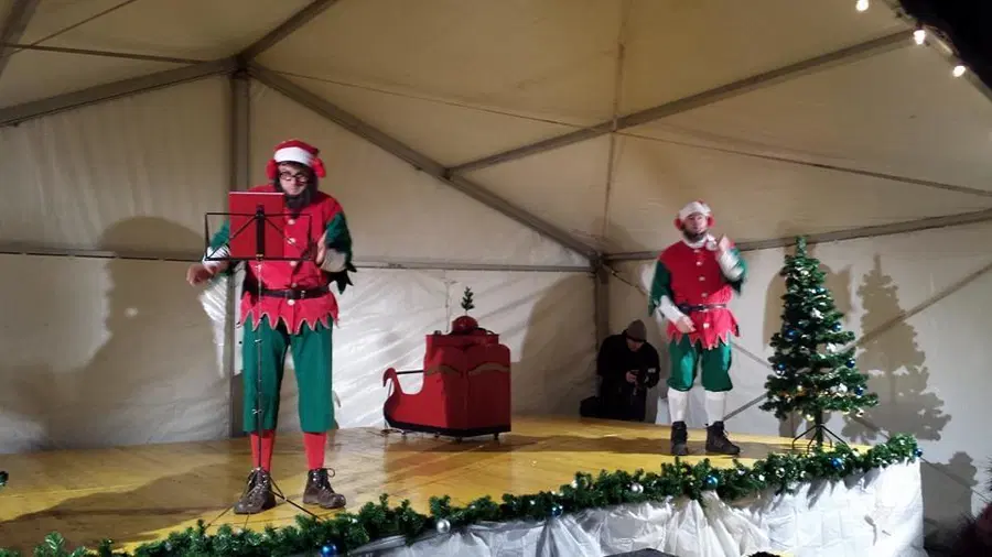 VIDEO: Otroška predstava Božični pridnometer s prihodom Božička