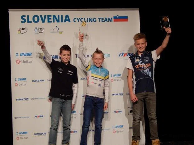 Kar trije kolesarji na stopničkah