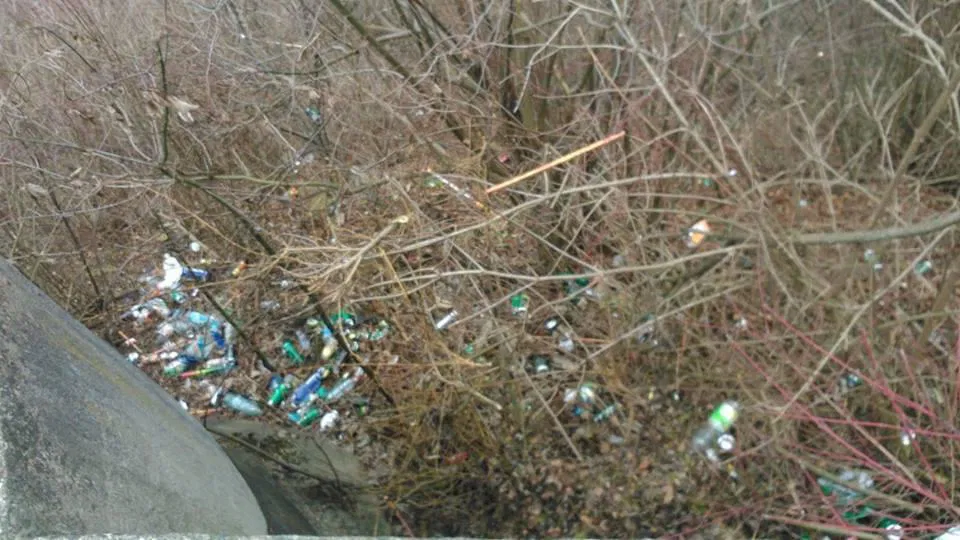 FOTO: Čečovski 'bunkar' postaja smetišče