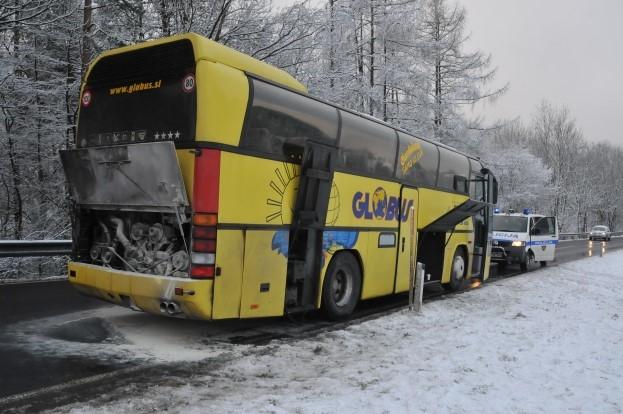 FOTO: Zagorelo pod pokrovom motorja avtobusa