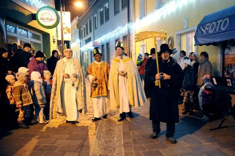 FOTO: Koledovanje na Ravnah