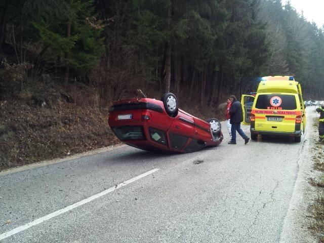 FOTO: Danes kar dve vozili prevrnjeni na streho