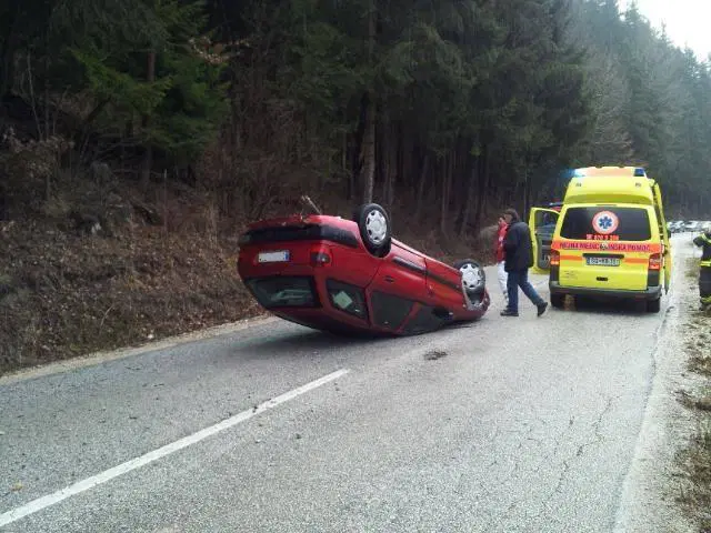 FOTO: Danes kar dve vozili prevrnjeni na streho