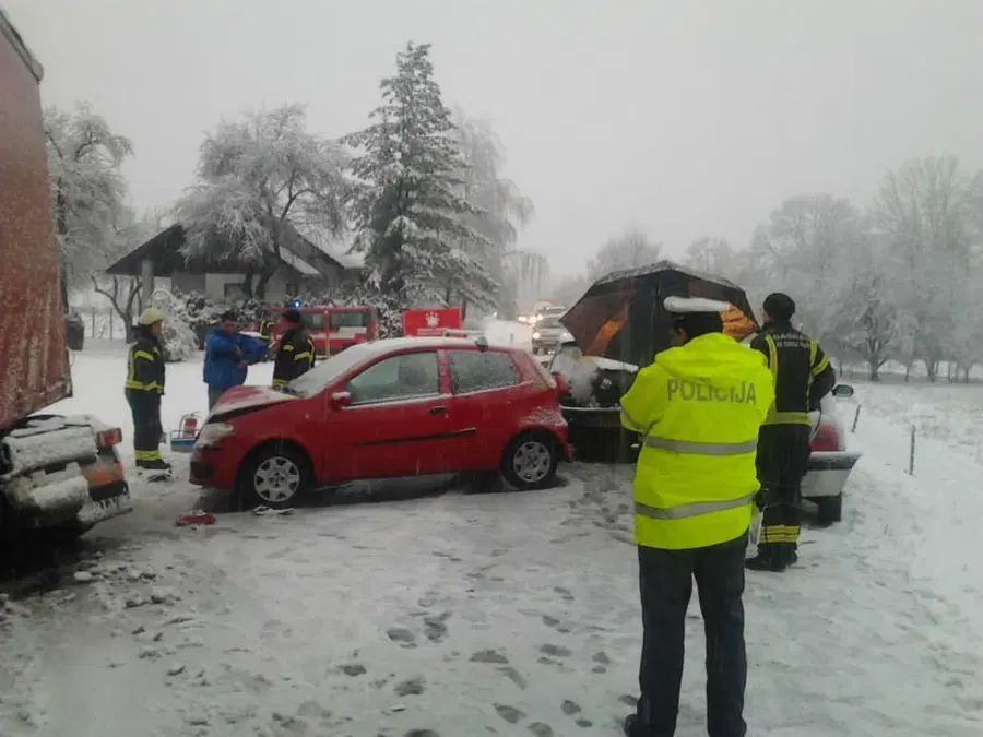 FOTO: V jutranji nesreči udeležena štiri vozila