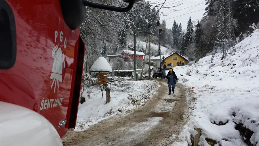 Brez elektrike še okoli 600 odjemalcev, drevesa se še podirajo