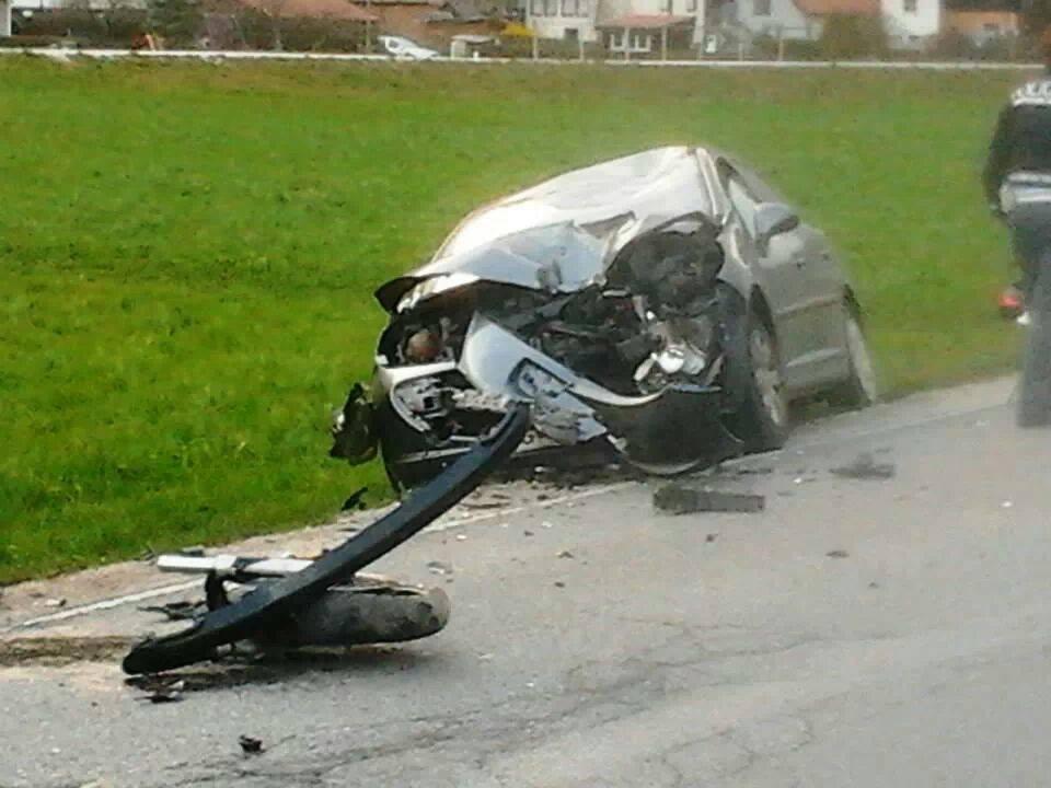 FOTO: Zaradi posledic sobotne nesreče umrla motoristka
