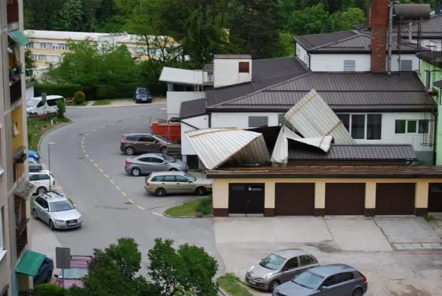 FOTO: Močan veter povzročal preglavice tudi na Koroškem