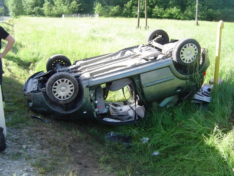 FOTO: Prometna nesreča v znanem križišču na Selah
