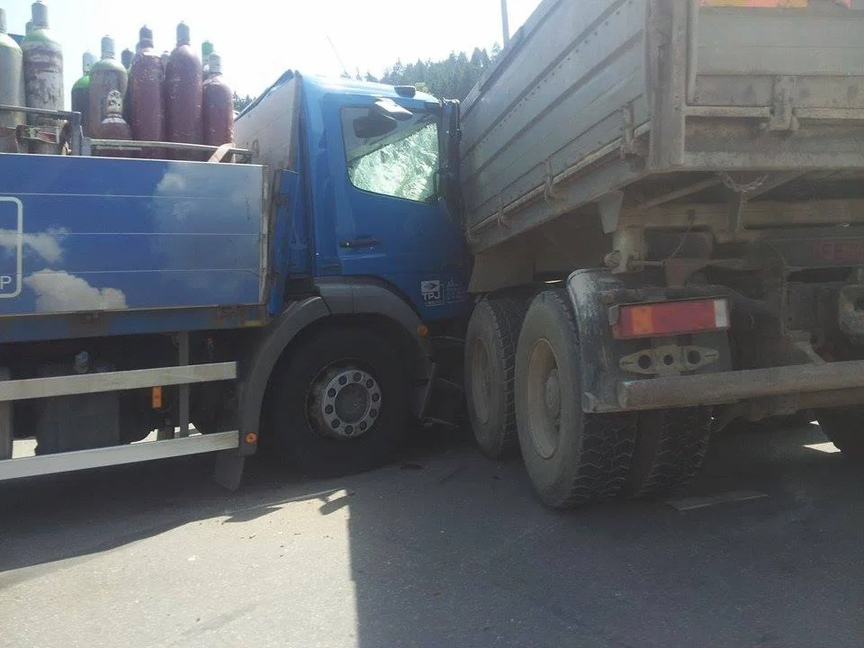 FOTO: V prometni nesreči huje poškodovan voznik tovornega vozila