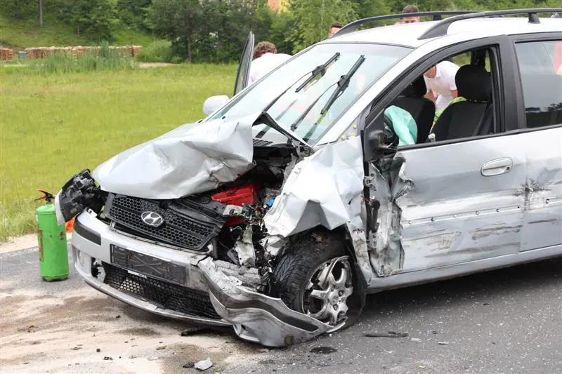 FOTO: V prometni nesreči štirih vozil dve osebi huje poškodovani