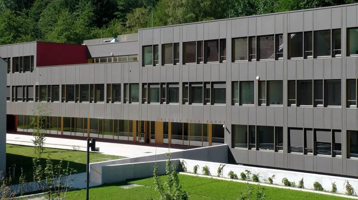 FOTO: Ravne z novo srednjo šolo