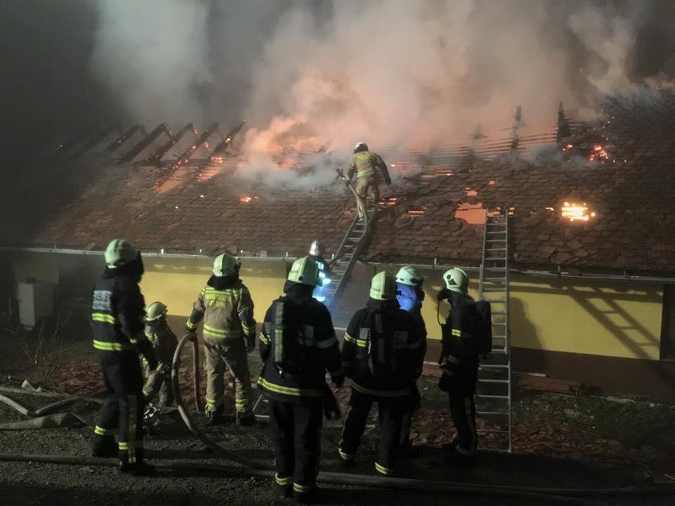 FOTO: V Mežici požar uničil gospodarsko poslopje