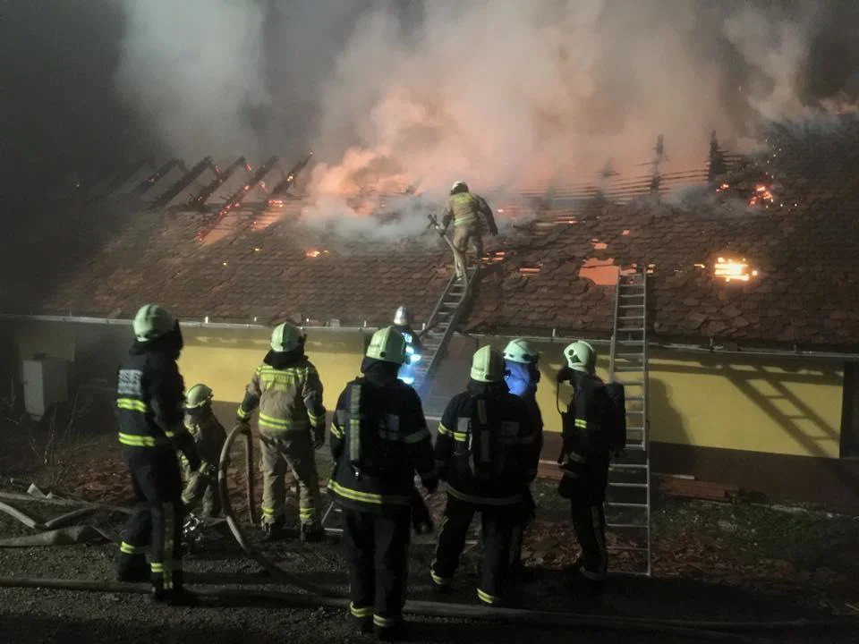 FOTO: V Mežici požar uničil gospodarsko poslopje