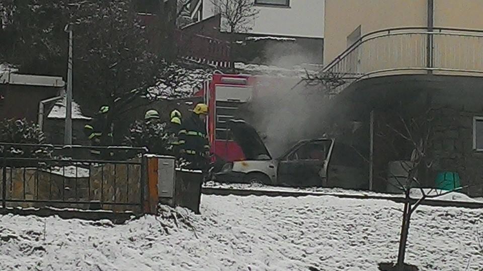 V garaži stanovanjske hiše zagorel osebni avtomobil