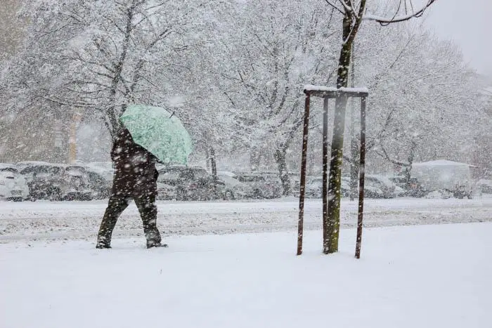 Sneg ponekod povzročal težave, poziv k previdnosti v prometu