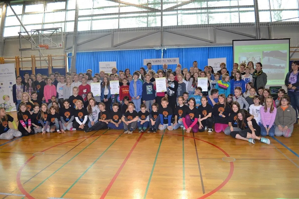 Osnovnošolci iz Črne na Koroškem tudi letos sodelovali v vseslovenski kolesarski pobudi Varno na kolesu