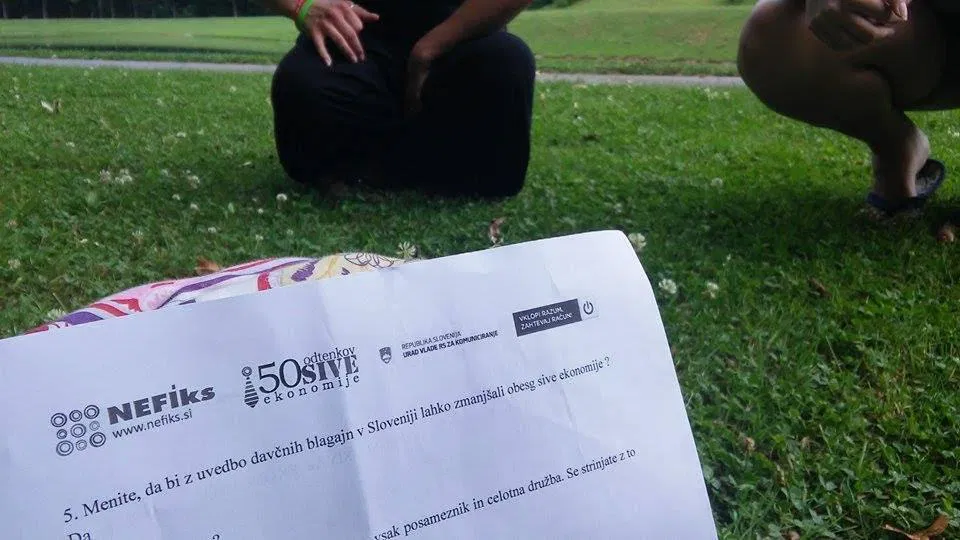 Mladi na Ravnah razpravljali o novih ukrapih, ki jih država želi uvesti proti sivi ekonomiji