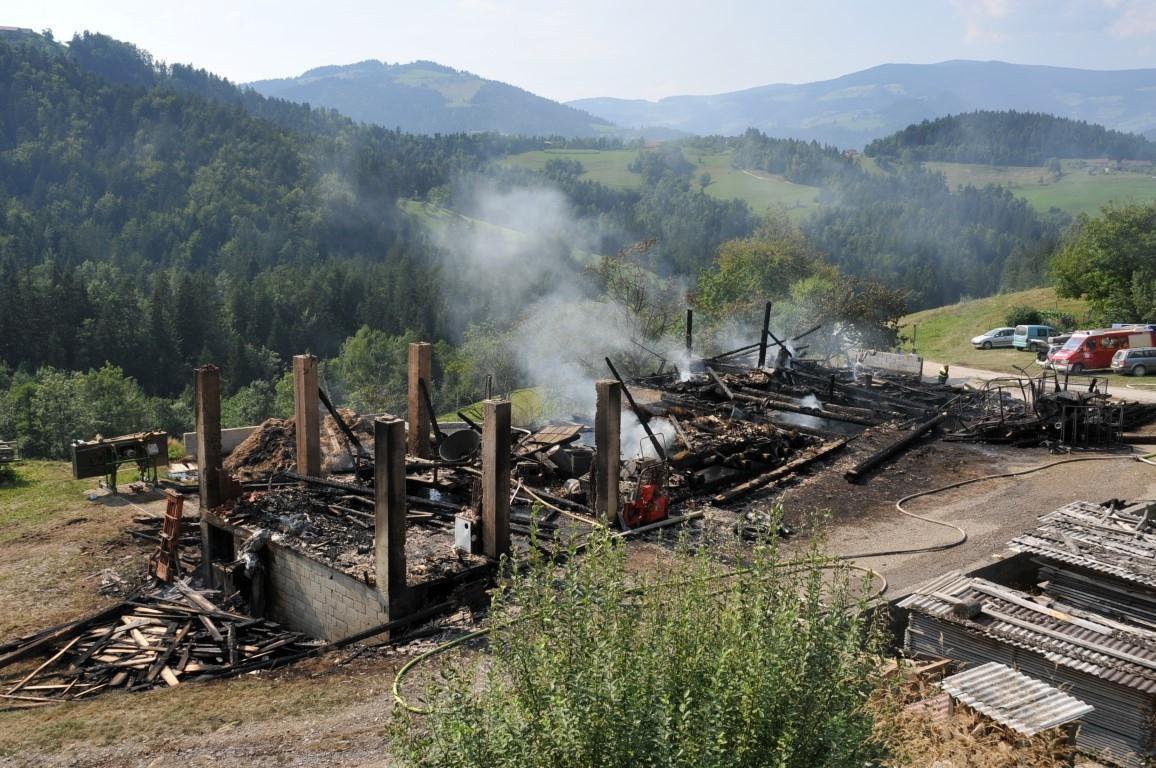 FOTO: V požaru v Vuzenici zgoreli trije prašiči in devet krav