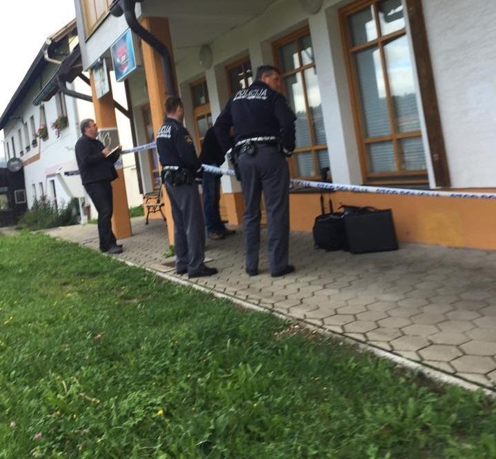 FOTO: Iz trgovine s telefonijo odnesli praktično vse