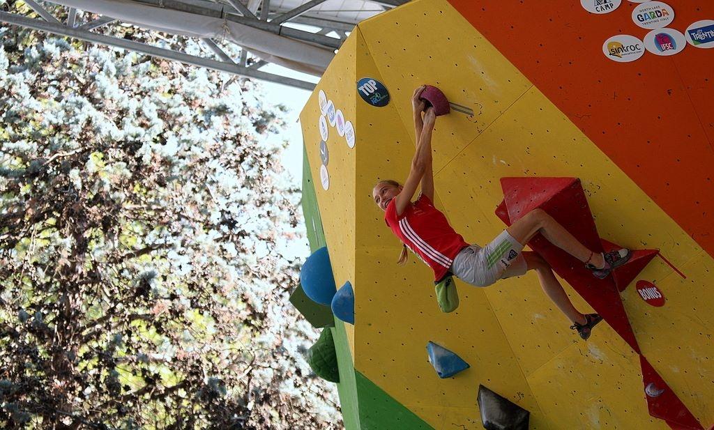Korošica Janja Garnbret mladinska svetovna prvakinja v balvanskem plezanju