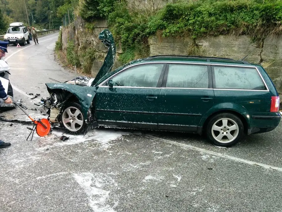 FOTO: V nesreči na cesti Mežica - Črna na Koroškem zagorelo vozilo