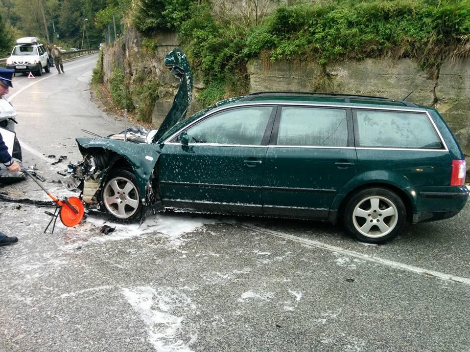 FOTO: V nesreči na cesti Mežica - Črna na Koroškem zagorelo vozilo